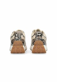 Sneakers con una toma beige con motivo di serpente, suola in gomma marrone chiaro e tallone texturizzato per una presa migliore.