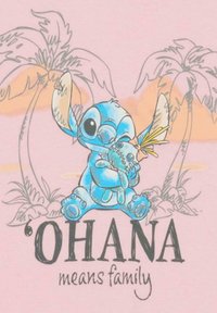 Personaje de dibujos animados azul sosteniendo una figura más pequeña, con palmeras y un atardecer de gradiente en el fondo. El texto dice "'OHANA significa familia."