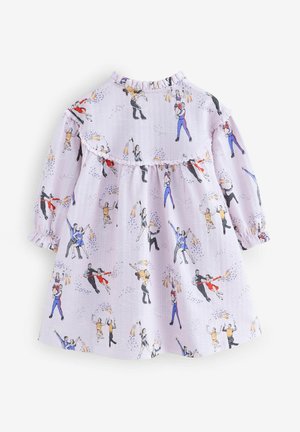 Jasnofioletowa sukienka z długimi rękawami, falbanianym kołnierzem i wzorem z zabawnymi tańczącymi postaciami. Wykonana z miękkiej tkaniny o fakturowanym wykończeniu.