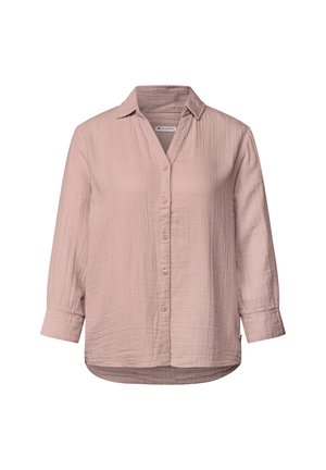 Chemise rose clair à manches longues, boutonnée, avec un col et un tissu texturé, présentée sur fond blanc.
