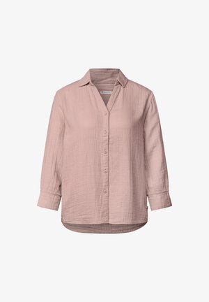 Lichtroze lange mouwen blouse met knoopsluiting en een kraag, getoond tegen een witte achtergrond.