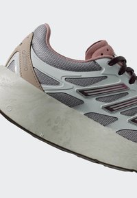 Scarpa da corsa Adidas Adizero grigia e beige con accenti color granata, suola ammortizzata e tessuto superiore a maglia, vista da lato.
