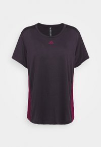 Černé sportovní tričko s krátkými rukávy, kulatým výstřihem a magentovým bočním panelem se třemi pruhy a malým logem na hrudi.