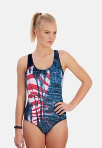Eén stuk badpak met een levendig blauw, rood en wit digitaal grafisch ontwerp; lage rug en ronde halslijn; zachte, rekbare stof.
