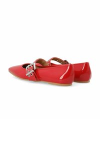 Ballerine in pelle verniciata rossa con punta appuntita, dotate di un cinturino con fibbia argentata e dettagli decorativi. Texture liscia, design minimalista.