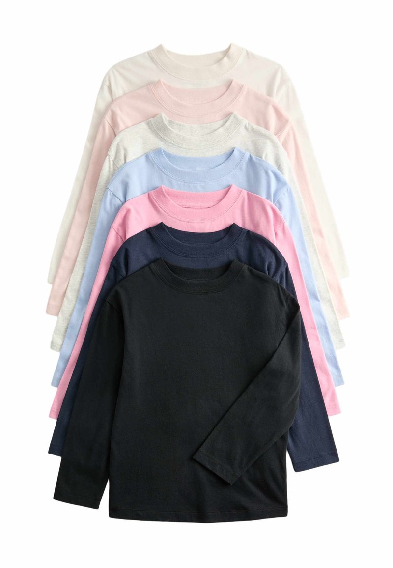 Bawełniane koszulki z długim rękawem ułożone w stosie. Kolory to: czarny, granatowy, niebieski, różowy, jasnoróżowy, szary i biały. Prosty design z okr�ągłym dekoltem.