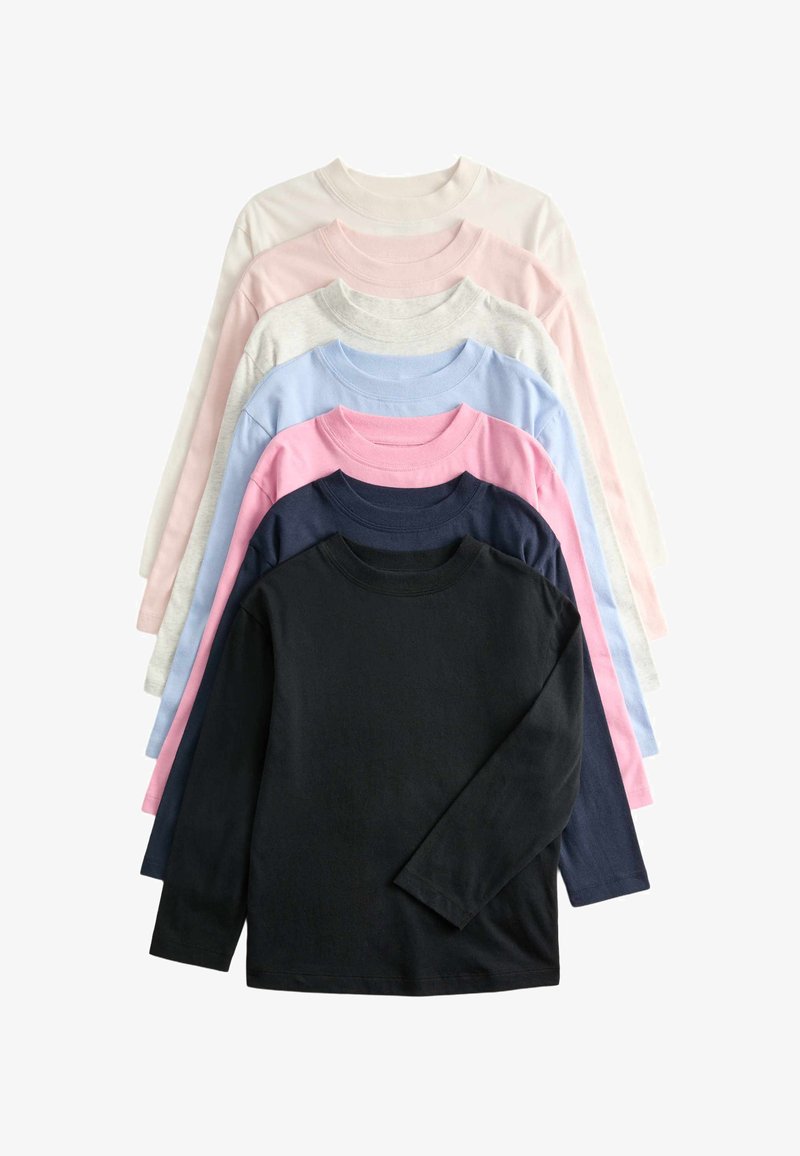 Katoenen longsleeve shirts gestapeld. Kleuren zijn zwart, marineblauw, blauw, roze, lichtroze, grijs en wit. Eenvoudig ontwerp met ronde hals.