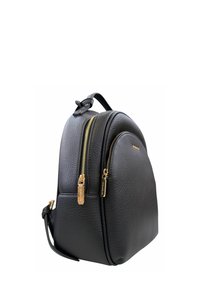 Zaino in pelle nera con forma arrotondata, dotato di due scomparti con zip e dettagli in metallo dorato. Superficie testurizzata, tracolla regolabile.