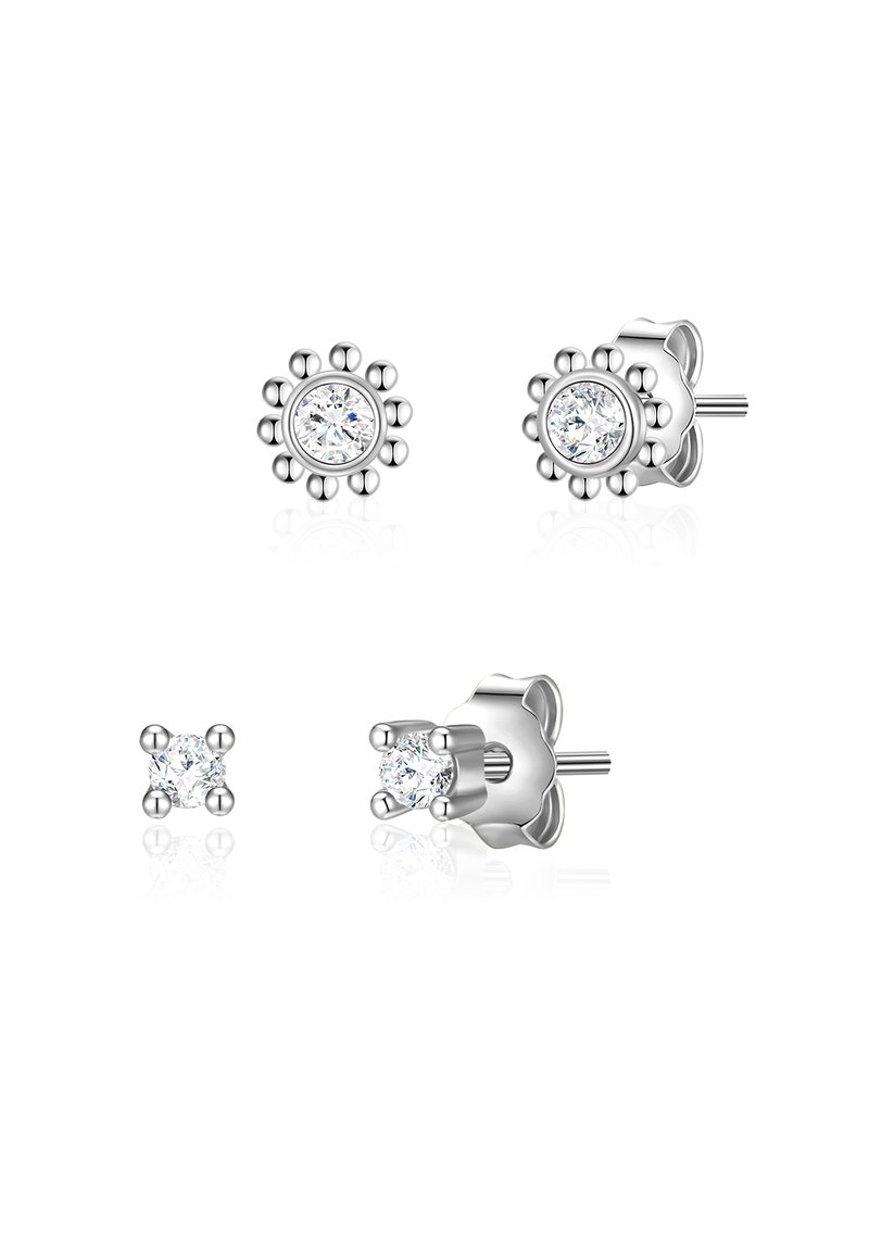 Sterling sølv studøreringe med runde og blomsterdesigns, hver sat med klare, glitrende sten. I alt tre par.
