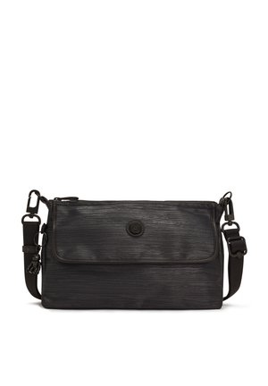 Sac bandoulière noir texturé avec sangle réglable, poche à rabat avant, fermeture éclair et patch logo rond au centre.