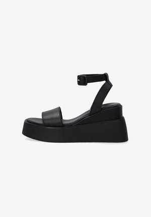 Zwarte leren platform sandalen met een brede band over de tenen, een enkelband met een gesp en een dikke, gestructureerde wigzool.
