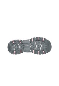 Suela de zapato atlético gris con goma texturizada y un diseño de banda de rodadura, acentuada con franjas rosas y detalles en blanco.