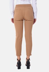 Ciabalù CAPRI - Chino - cammello