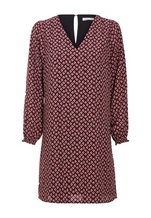 Robe à manches longues avec motif losanges rouges et blancs, col en V, poignets froncés et une partie en tissu noir à l’intérieur du décolleté.