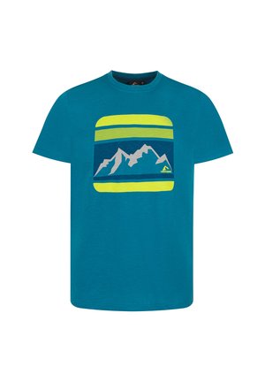 Türkisfarbenes T-Shirt mit kurzen Ärmeln und einer Grafik weißer Berggipfel innerhalb gelber und blauer horizontaler Streifen auf der Brust.