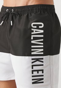 Calvin Klein Swimwear MEDIUM DRAWSTRING BLOCK - Swimming shorts - black