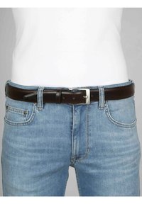 Bruine leren riem met een zilveren metalen gesp, gedragen over lichtblauwe denim jeans. De riem heeft een gladde textuur en verschillende gaatjes voor aanpassing.