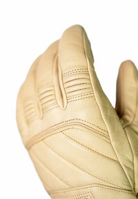 Beige leren handschoen met een gestructureerde afwerking, voorzien van gestikte accenten en plooien voor extra grip. Slank profiel en ergonomisch ontwerp.
