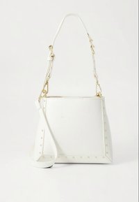Bolso blanco con un diseño estructurado, con tachuelas doradas a lo largo de los bordes y una correa desmontable. Textura suave y forma compacta.