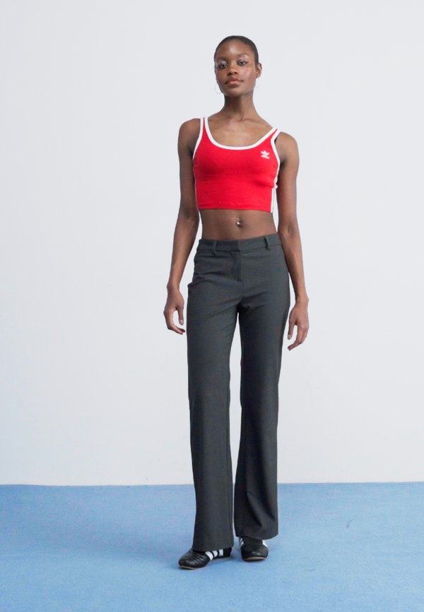 ADICOLOR -STRIPES - Bustier - better scarlet3