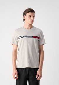 Tommy Hilfiger CHEST INSERT TEE - T-Shirt print - heathered pebble