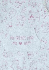 Tela gris con una textura suave que presenta un patrón repetido de gatos y ratones rosas. Un bolsillo centrado muestra el texto "MIS AMIGOS HACEN FELIZ MI ❤️."