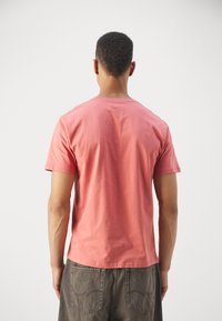 Pepe Jeans EGGO - Marškinėliai su spaudiniu - cedar wood brown
