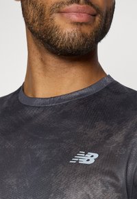 New Balance ATHLETICS PRINTED - T-skjorte til trening - castlerock