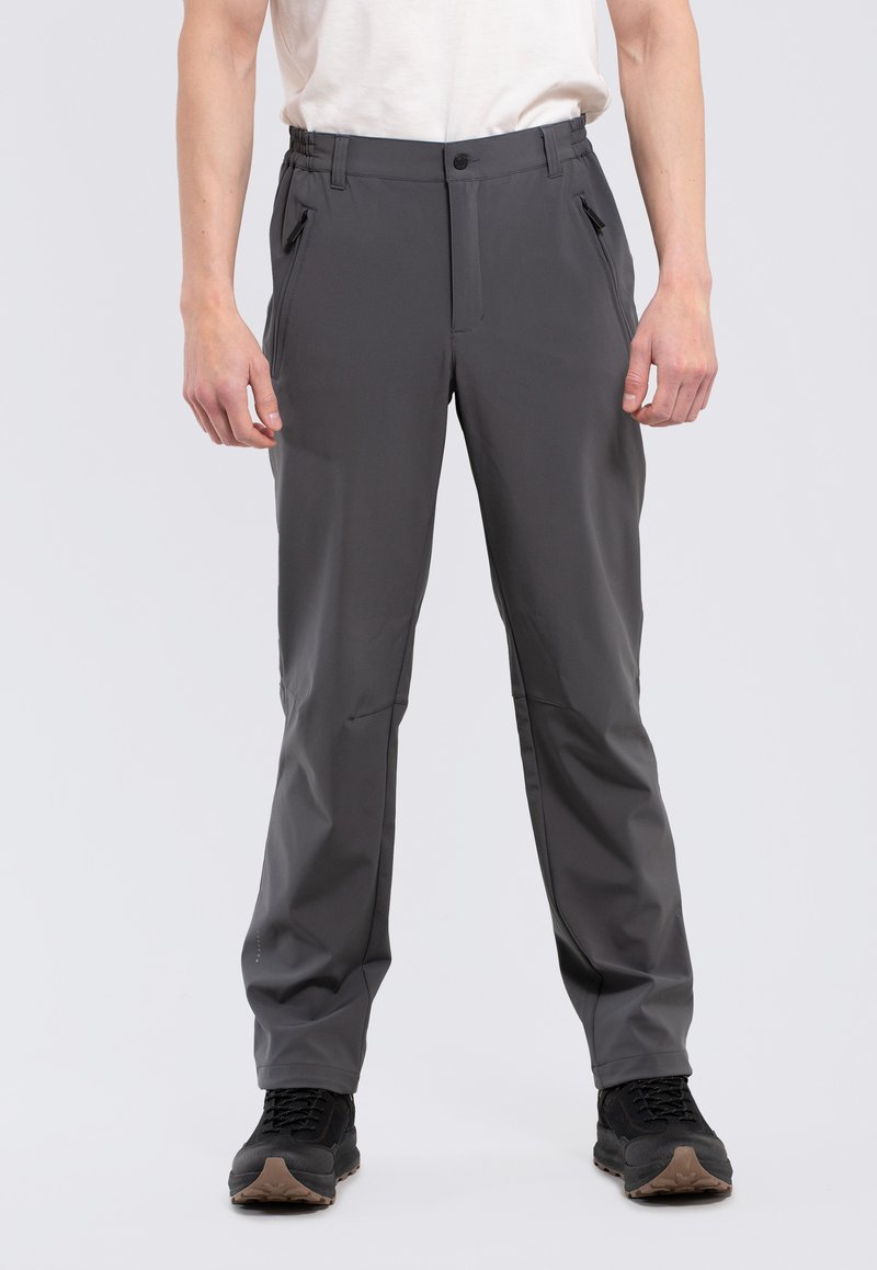 Grau, leichte, dehnbare Stoffhosen mit seitlichen Reißverschlusstaschen, schmal zulaufendem Bein Design und einem elastischen Bund, kombiniert mit schwarzen Schuhen.