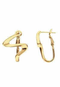 Boucles d'oreilles en métal doré avec un design ondulé ; l'une présente un fermoir à charnière, tandis que l'autre a une fermeture à tige. Fini lisse et poli.