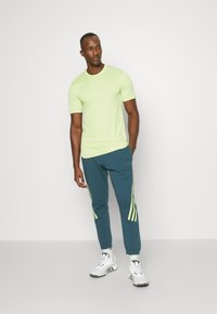 adidas Sportswear FUTURE ICONS 3-STRIPES - Pantalones deportivos - arctic night