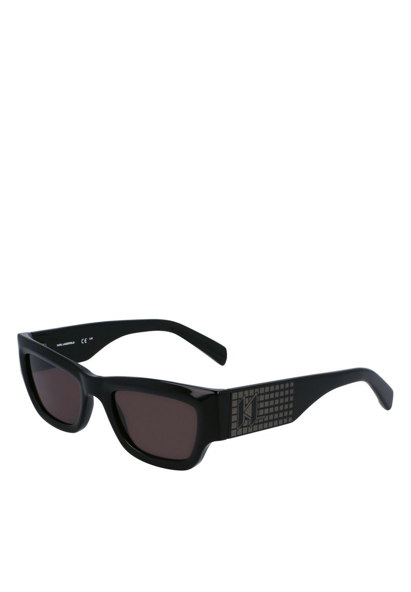 Lunettes de soleil noires avec des montures rectangulaires, des verres brun foncé et des accents gris texturés sur les branches, présentant un motif en grille.