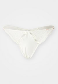 String en dentelle blanche et satin, présentant des détails en dentelle complexe sur les côtés et un devant en satin lisse avec une forme de diamant.