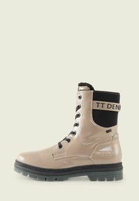 Botine din piele patent bej, cu guler negru cu nervuri, închidere cu șireturi în față și talpă texturată cu modele antiderapante și detaliu logo.