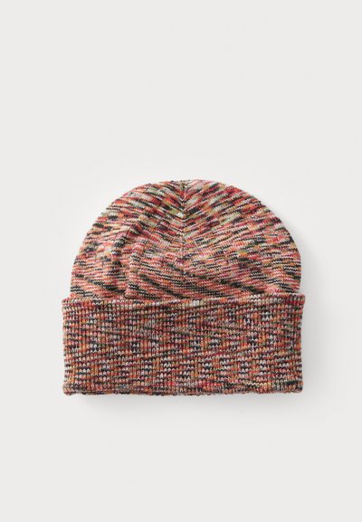 Beanie tricotat din fir multicolor, cu o manșetă ribbată, vârful rotunjit și un model texturat în nuanțe variate, inclusiv roșu și bej.