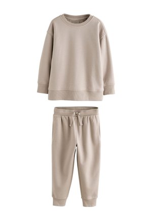Conjunto de ropa cómoda beige de dos piezas, con sudadera de cuello redondo y mangas largas, y pantalones jogger con cordón, hechos de tela suave.