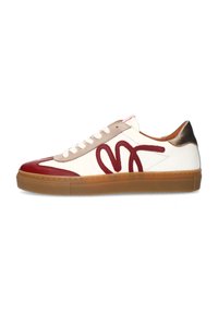 Valkoiset matalat sneakerit, joissa on punaisia ja beigejä yksityiskohtia, ruskea kumipohja, metallinen kantatuki ja tyylitelty punainen logo sivussa.