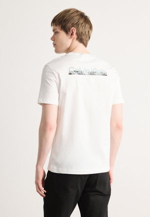 BACK LOGO GRAPHIC - T-Shirt print - bright white