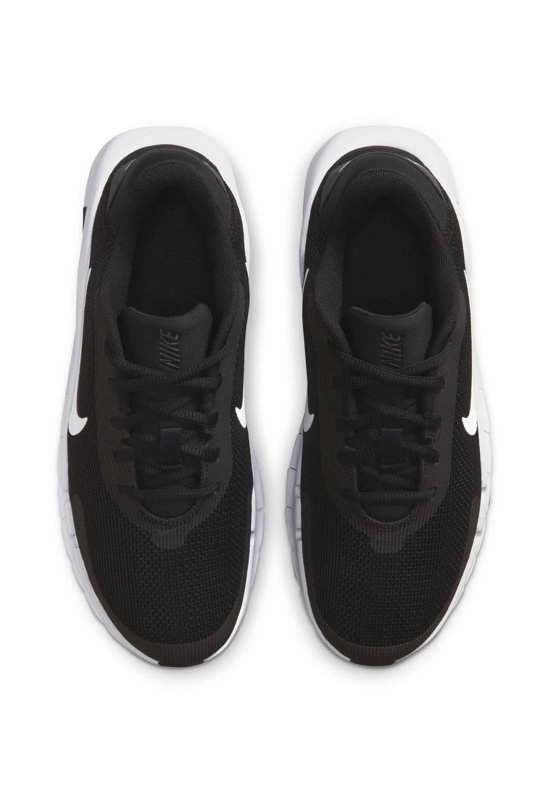 Sorte atletik sneakers med en åndbar mesh-overdel, hvidt swoosh-logo, tekstureret sål og snørebåndsdesign.