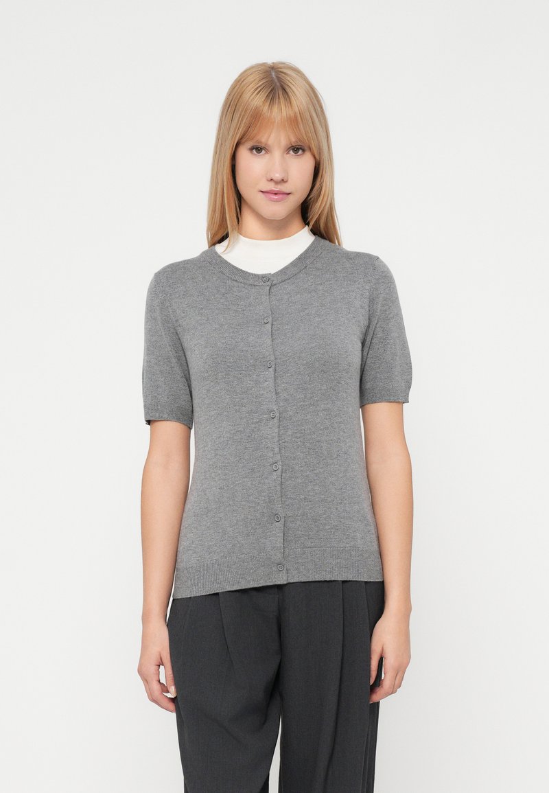 Sivi kratkodlaki kardigan iz mehkega pletenega materiala, z okroglim izrezom, z gumbom na sprednji strani in rebrastim robom.