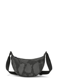 Hobo tas van zwart stof met een tie-dye patroon, gebogen vorm en verstelbare zwarte schouderband. Voorzien van ritssluitingen en een gladde textuur.