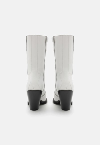 David Koma ANKLE LENGTH METAL NOSE - Kõrge kontsaga poolsaapad - white