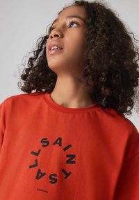 smALLSAINTS TIERRA CREW LOGO  - Apdrukāts T-krekls - red