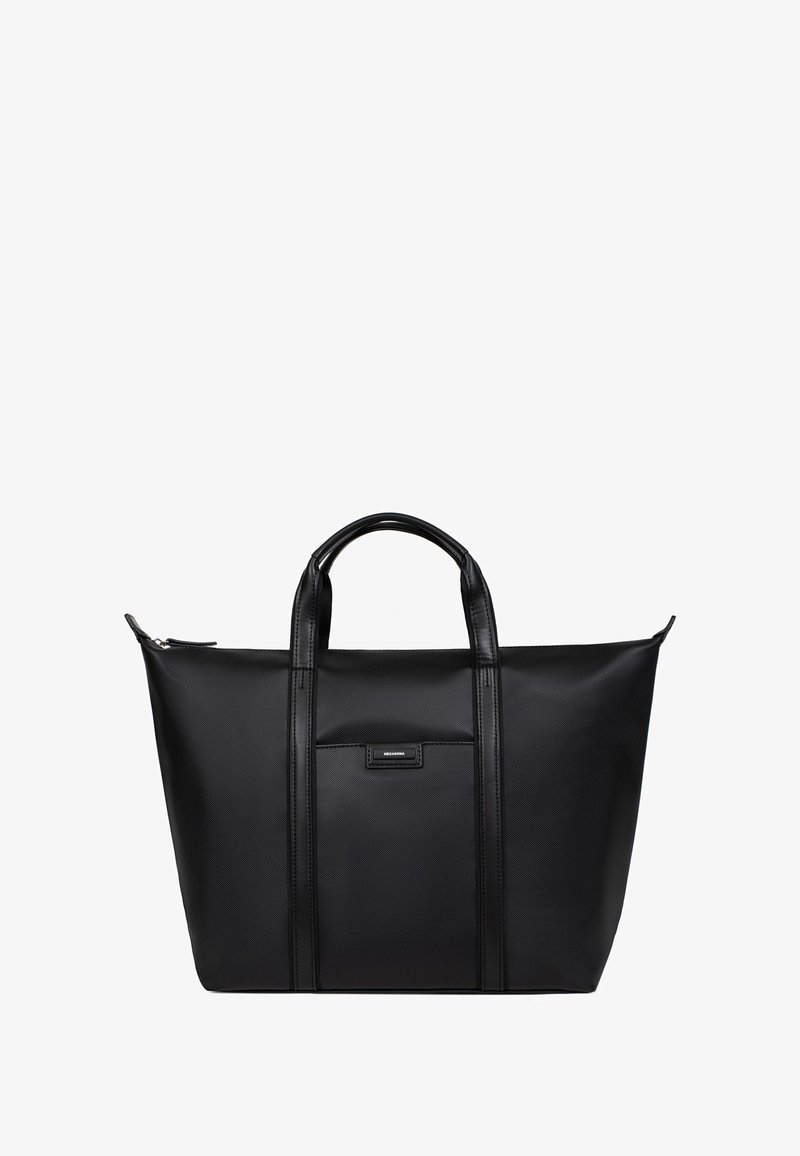 Czarna torba na ramię wykonana z teksturowanego materiału syntetycznego, z zamkiem błyskawicznym, dwoma uchwytami i przednią kieszenią z metką marki.