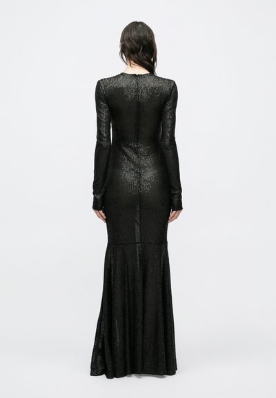 Rochie de seară neagră cu paiete, cu mâneci lungi, corset strâns pe talie și tiv evazat, cu o siluetă elegantă și suprafață texturată.