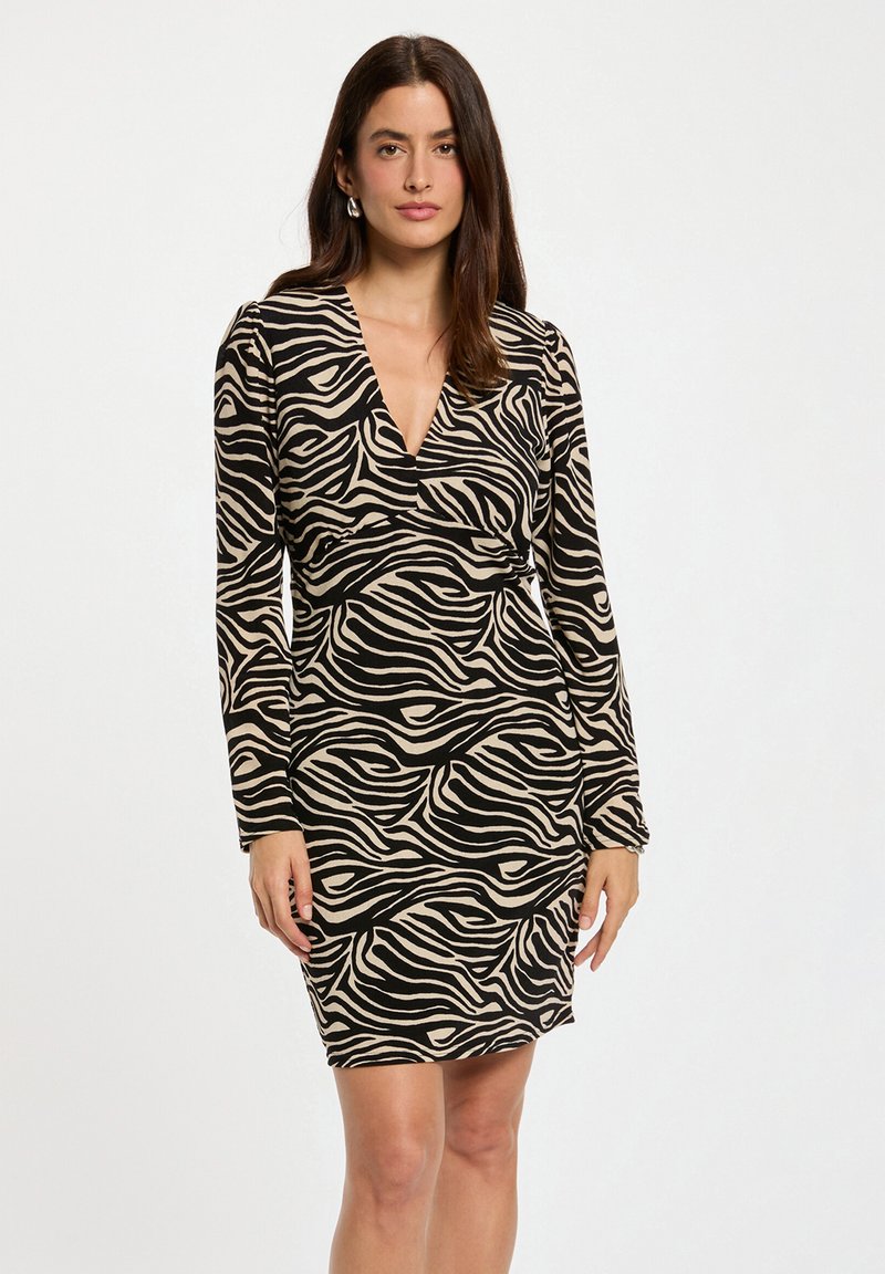 Langärmeliges Kleid mit schwarz-beigem Zebra-Muster, V-Ausschnitt, taillierter Silhouette und weichem Textil.