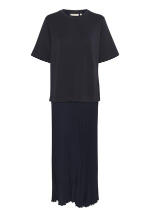 Granatowy zestaw ubraniowy z bluzką na krótki rękaw i plisowaną długą spódnicą, o miękkiej fakturze i luźnym kroju, wykonany z lekkiego materiału.