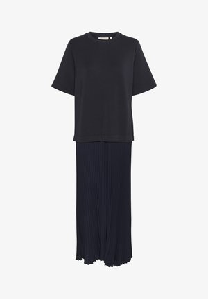 Granatowy zestaw ubraniowy z bluzką na krótki rękaw i plisowaną długą spódnicą, o miękkiej fakturze i luźnym kroju, wykonany z lekkiego materiału.