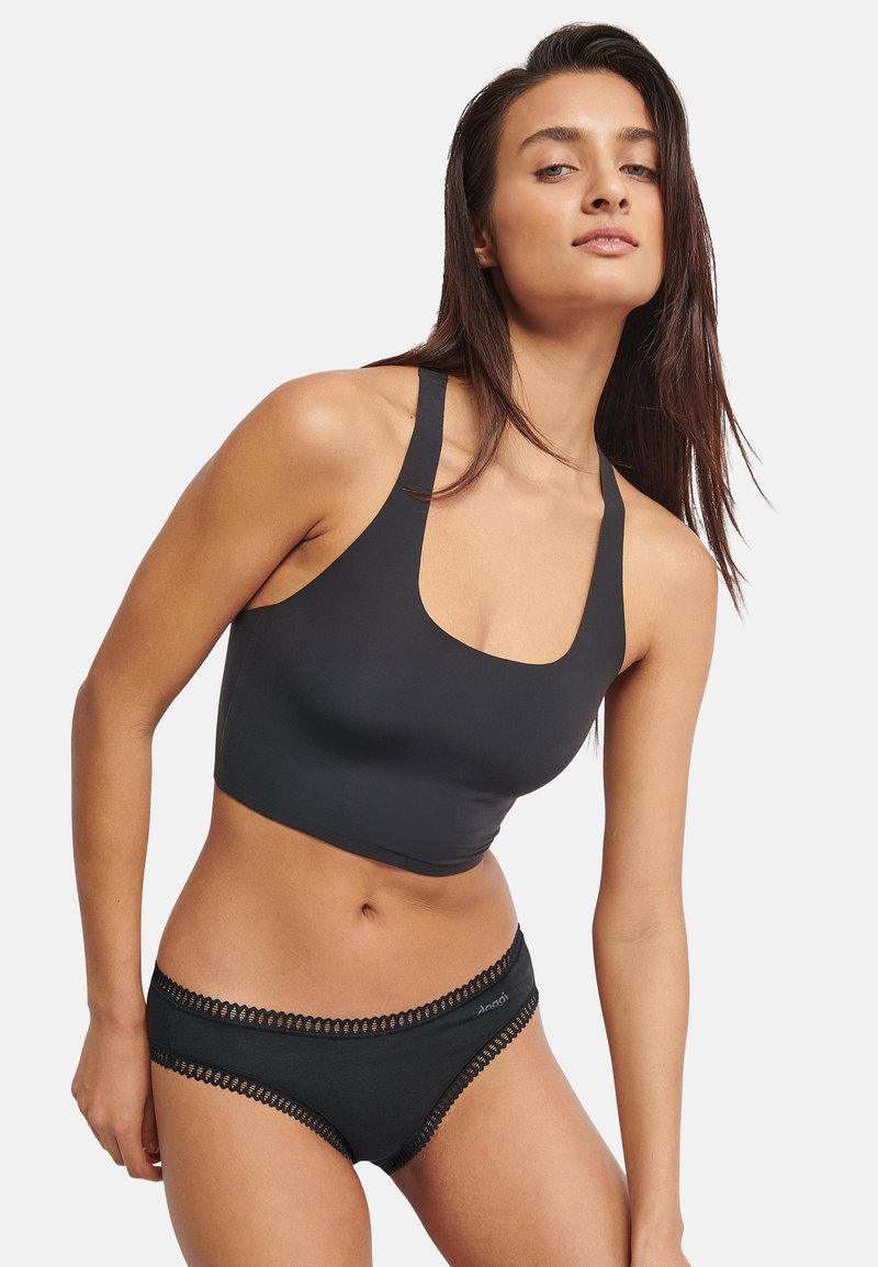 Sort crop top med brede stropper, firkantet udskæring og glat tekstur, kombineret med sort trusse med bølget blonderkant.