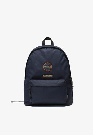 Dunkelblauer Rucksack mit Frontreißverschlusstasche, oberem Griff und zwei Logos mit der Aufschrift „Napapijri“ vor einem schlichten weißen Hintergrund.